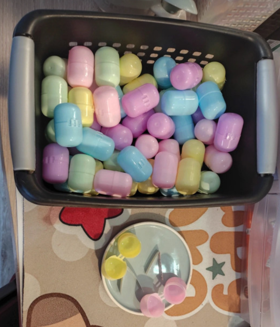 QUATRES CAPSULES MACARONS